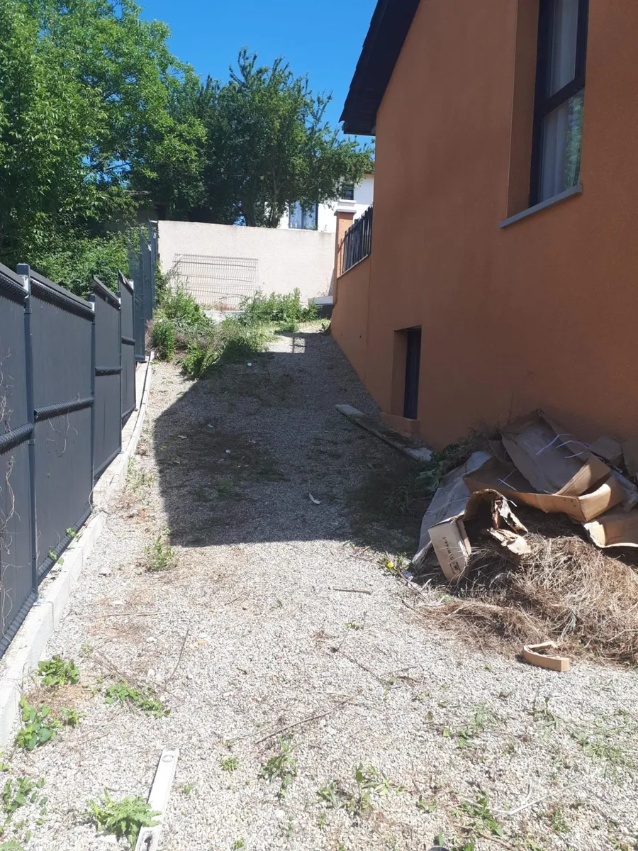 Terrasse à Lissieu avant les travaux : allée en gravier le long de la maison
