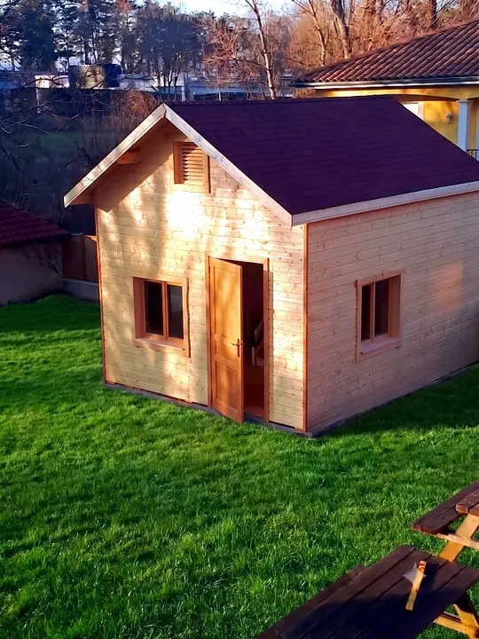 Chalet en bois avec toit rouge