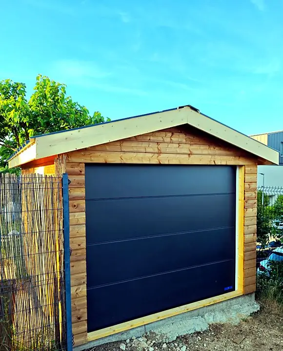Garage en bois avec porte sectionnelle noire