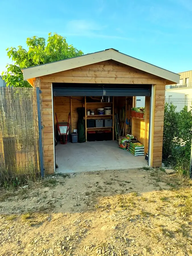 Garage en bois porte ouverte, avec étagères et rangements