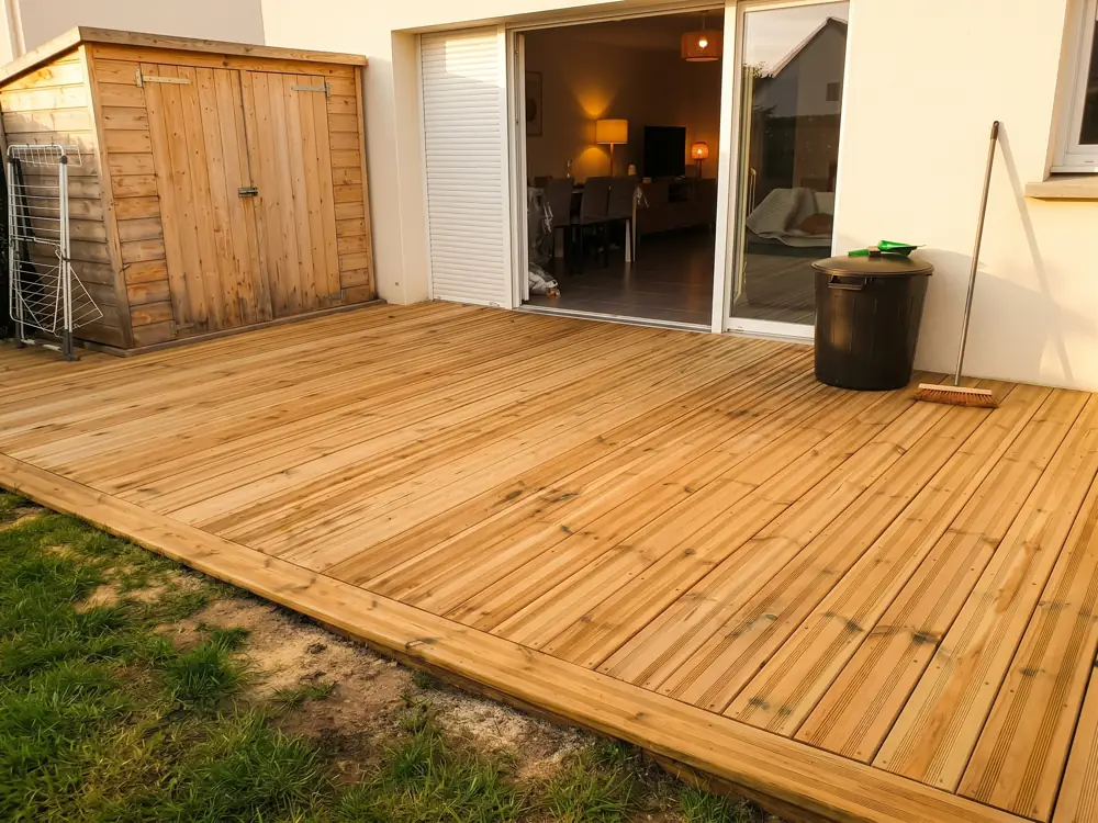 Terrasse en bois sans jardinière, devant une baie vitrée