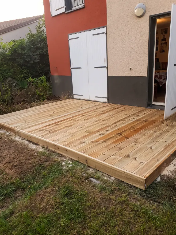 Terrasse en bois fraîchement posée devant une maison